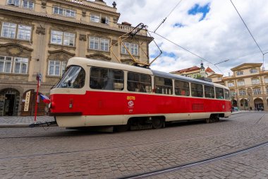 Prag, Çek Cumhuriyeti - 08.05.2025: Çek bayraklı 23 numaralı tramvay.