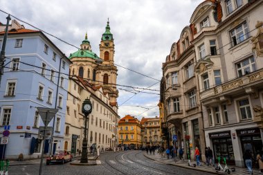 Prag, Çek Cumhuriyeti - 08.05.2025: Aziz Nicholas Kilise Kulesi.