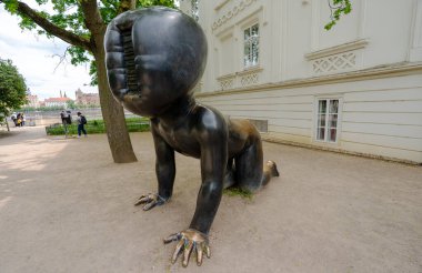 Prag, Çek Cumhuriyeti - 08.05.2025: David Cerny 'nin siyah emekleyen bebek heykelleri.