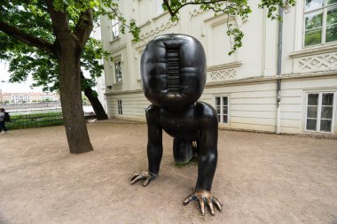 Prag, Çek Cumhuriyeti - 08.05.2025: David Cerny 'nin siyah emekleyen bebek heykelleri.