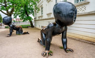 Prag, Çek Cumhuriyeti - 08.05.2025: David Cerny 'nin siyah emekleyen bebek heykelleri.