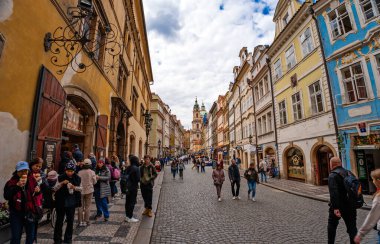 Prag, Çek Cumhuriyeti - 08.05.2025: St. Nicholas Kilisesi ile kalabalık kaldırım taşı caddesi Lazenska.
