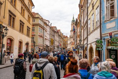 Prag, Çek Cumhuriyeti - 08.05.2025: St. Nicholas Kilisesi ile kalabalık kaldırım taşı caddesi Lazenska.