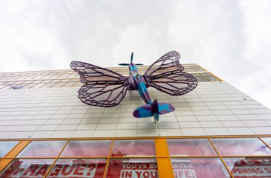 Prag, Çek Cumhuriyeti - 08.05.2025: David Cerny 'nin kelebek kanatlı uçak heykeli.