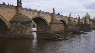 Iconic Charles Köprüsü Vltava Nehri Üzerinde Kemerler.