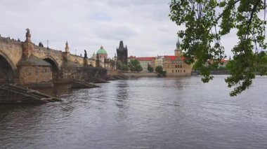 Iconic Charles Köprüsü Vltava Nehri Üzerinde Kemerler.