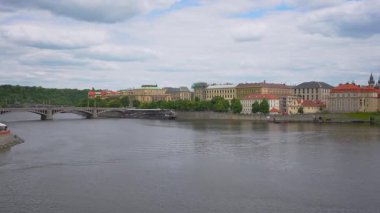 Vltava Nehri 'ndeki Manes Köprüsü ve Turist Tekneleri.