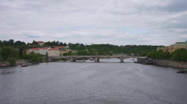 Vltava Nehri 'ndeki Manes Köprüsü ve Turist Tekneleri.