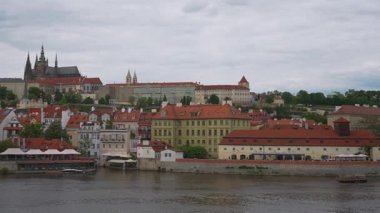 Vltava Nehri Vista 'ya Bakan Görkemli Prag Şatosu.