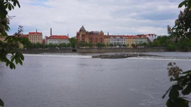 Vltava Nehri 'nin karşısındaki Prag Eski Kent Panoraması.