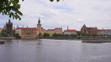 Vltava Nehri 'nin karşısındaki Prag Eski Kent Panoraması.