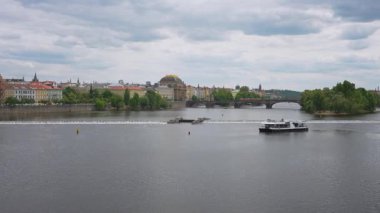 Vltava Nehri 'nin karşısındaki Prag Eski Kent Panoraması.