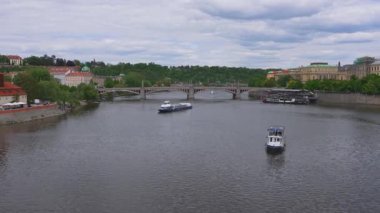 Vltava Nehri 'nin karşısındaki Prag Eski Kent Panoraması.