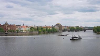 Vltava Nehri 'nin karşısındaki Prag Eski Kent Panoraması.