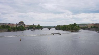 Vltava Nehri 'nin karşısındaki Prag Eski Kent Panoraması.
