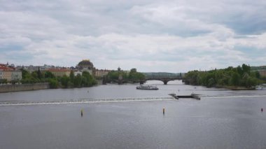 Vltava Nehri 'nin karşısındaki Prag Eski Kent Panoraması.