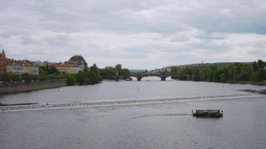 Vltava Nehri 'nin karşısındaki Prag Eski Kent Panoraması.