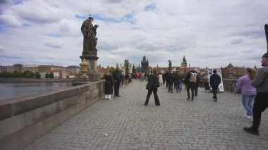 Prag, Çek Cumhuriyeti - 08.05.2025: Turistlerle dolu Charles Köprüsü.