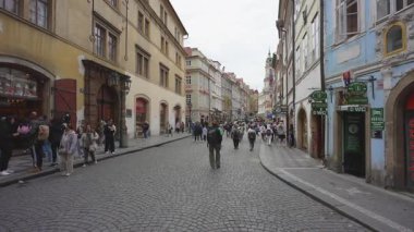 Prag, Çek Cumhuriyeti - 08.05.2025: St. Nicholas Kilisesi ile kalabalık kaldırım taşı caddesi Lazenska.