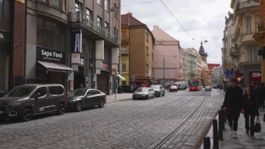 Prag, Çek Cumhuriyeti - 08.05.2025: Modern kırmızı tramvay.