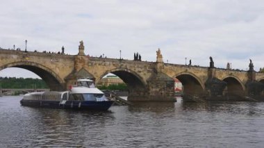 Prag, Çek Cumhuriyeti - 08.05.2025: Vltava Nehri 'nde turistlerle dolu bir gemi.