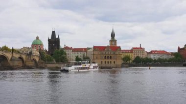 Prag, Çek Cumhuriyeti - 08.05.2025: Vltava Nehri 'nde turistlerle dolu bir gemi.