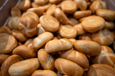 Fırında taze pişmiş ekmek ruloları sergileniyor..