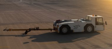 Römorkör Pushback traktör havaalanında.