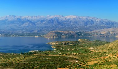 Dağlar ve deniz yarımadada havadan görünümü.