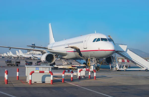 Passenger plane in the airport. Aircraft maintenance. — Stock Photo, Image