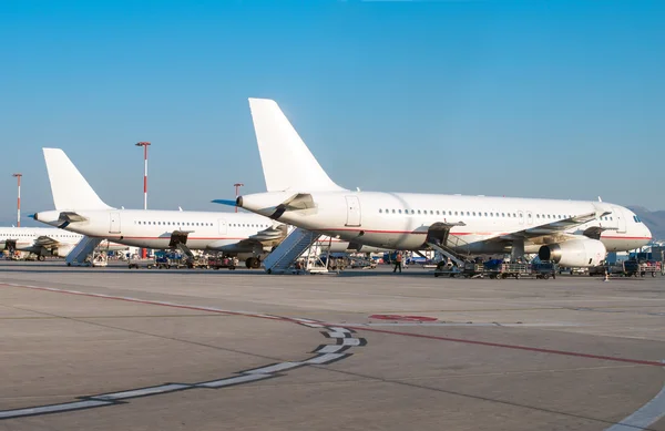 空港での旅客機。航空機整備. — ストック写真