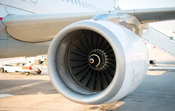 Modern engine of passenger airplane in airport. — Stock Photo, Image