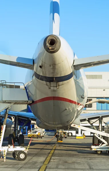 Avión de pasajeros repostando en el aeropuerto. Mantenimiento de aeronaves . — Foto de Stock