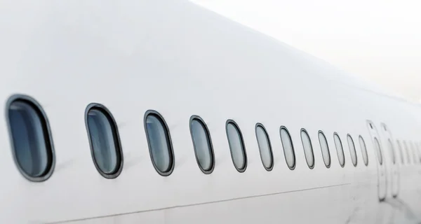 Janelas de avião de passageiros. Vista de fora . — Fotografia de Stock