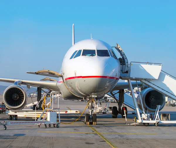 Passenger plane in the airport. Aircraft maintenance. — Stock Photo, Image