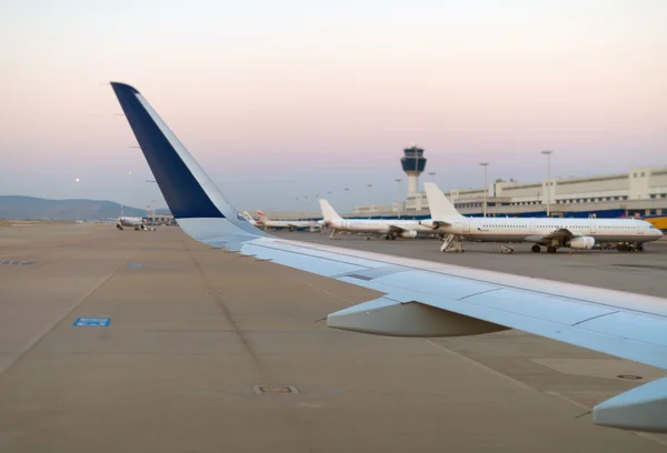 Ala de un avión, vista desde la ventana . — Foto de Stock