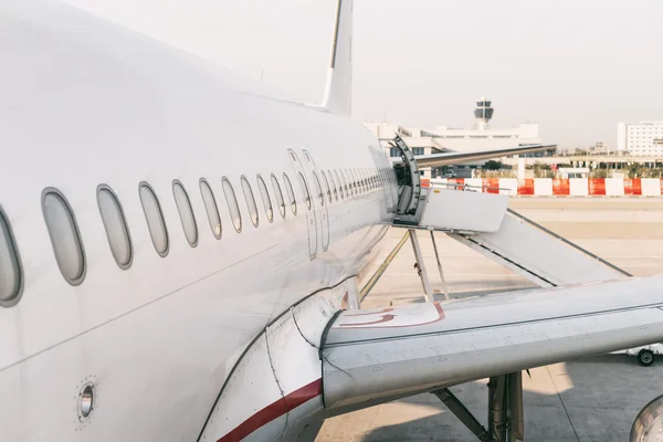 旅客航空機 windows。外側からの眺め. — ストック写真