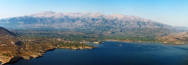 Vista aerea delle montagne e del mare. Panorama . — Foto Stock