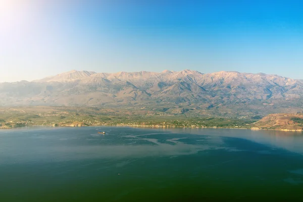 Вид с воздуха на горы и море . — стоковое фото