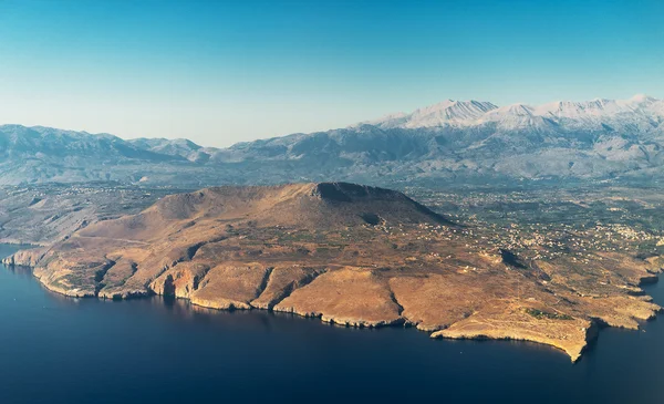 Vista aerea delle montagne e del mare . — Foto Stock