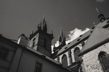 Prag ufuk çizgisine Iconic Tyn Church kuleleri hakim. Siyah beyaz fotoğraf.