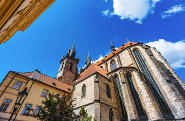 Prag siluetinin hakimi İkonik Tyn Kilise kuleleri.