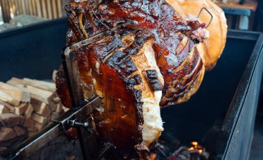 Geleneksel Prag domuz eti sokak yemekleri tükürükte kızarıyor.