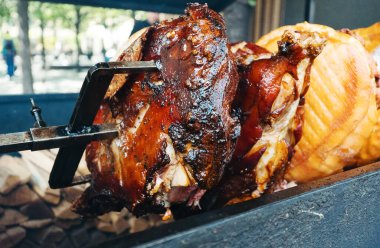 Geleneksel Prag domuz eti sokak yemekleri tükürükte kızarıyor.