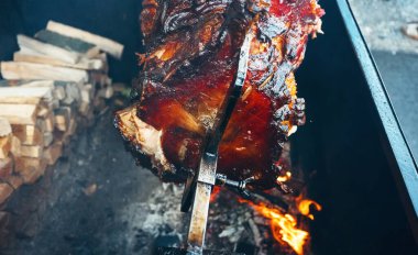 Geleneksel Prag domuz eti sokak yemekleri tükürükte kızarıyor.