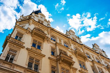 Tarihsel Prag apartmanının ön yüzü yakın plan görüntüsü.