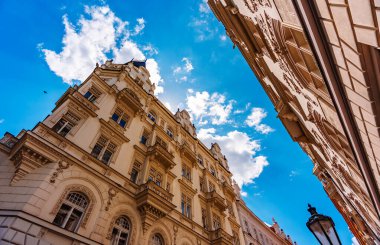 Prag caddesi boyunca uzanan renkli tarihi binalar.