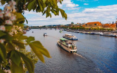 Prag nehir manzaralı, tekneler ve yeşil yapraklı..