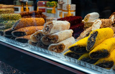 Şam fıstığıyla dolu sarılmış Türk lokumu..