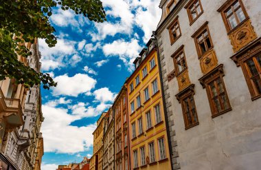 Prag caddesi boyunca uzanan renkli tarihi binalar.